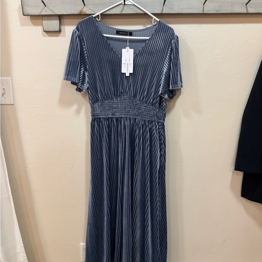 MEROKEETY Blue Vintage Velvet Dress NWT Size L Vneck
Elegant Blue Pleated Dress
